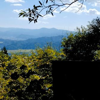 昼食を食べながら正面にホノケ山、高頭山の兄弟山が。