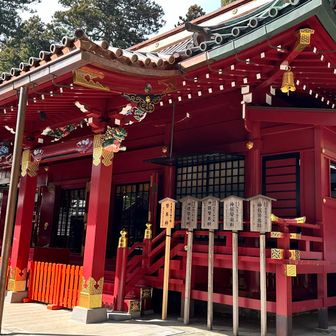 箱根神社

📝 「箱根神社」神奈川県箱根町の芦ノ湖畔に鎮座する、1260年以上の歴史を持つ関東屈指のパワースポット
箱根大神を祀り、開運厄除、心願成就、交通安全、縁結びの神として信仰されています。朱塗りの平和の鳥居が湖中に立つ絶景で知られ、源頼朝や徳川家康などの武家から深く崇敬されてきた歴史ある神社です。