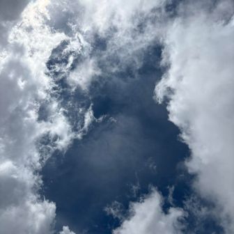 青空🩵
山頂でたっぷり休みました✨
さあ、帰ります♪