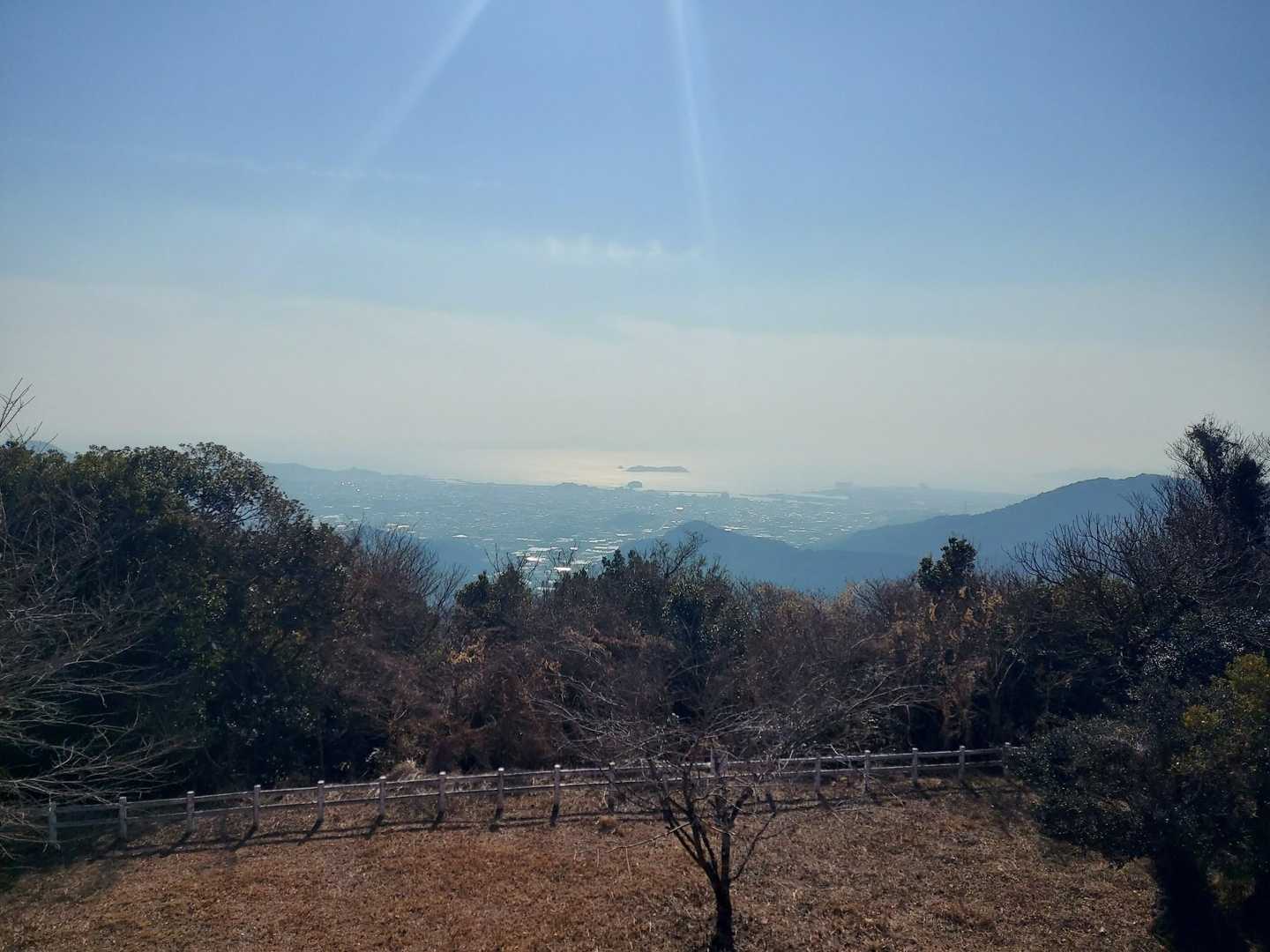 展望台から三河湾方面。今日は霞んでいる。