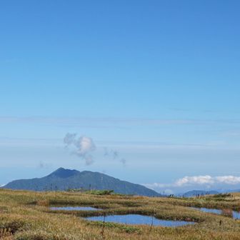 池塘と鍬崎岳
