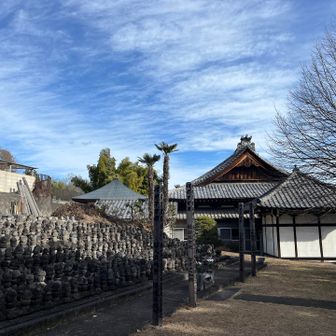 最後はあまりの急坂+落ち葉で、転ばずに下れるとは思えず、無量院の端っこを通らせていただきました。