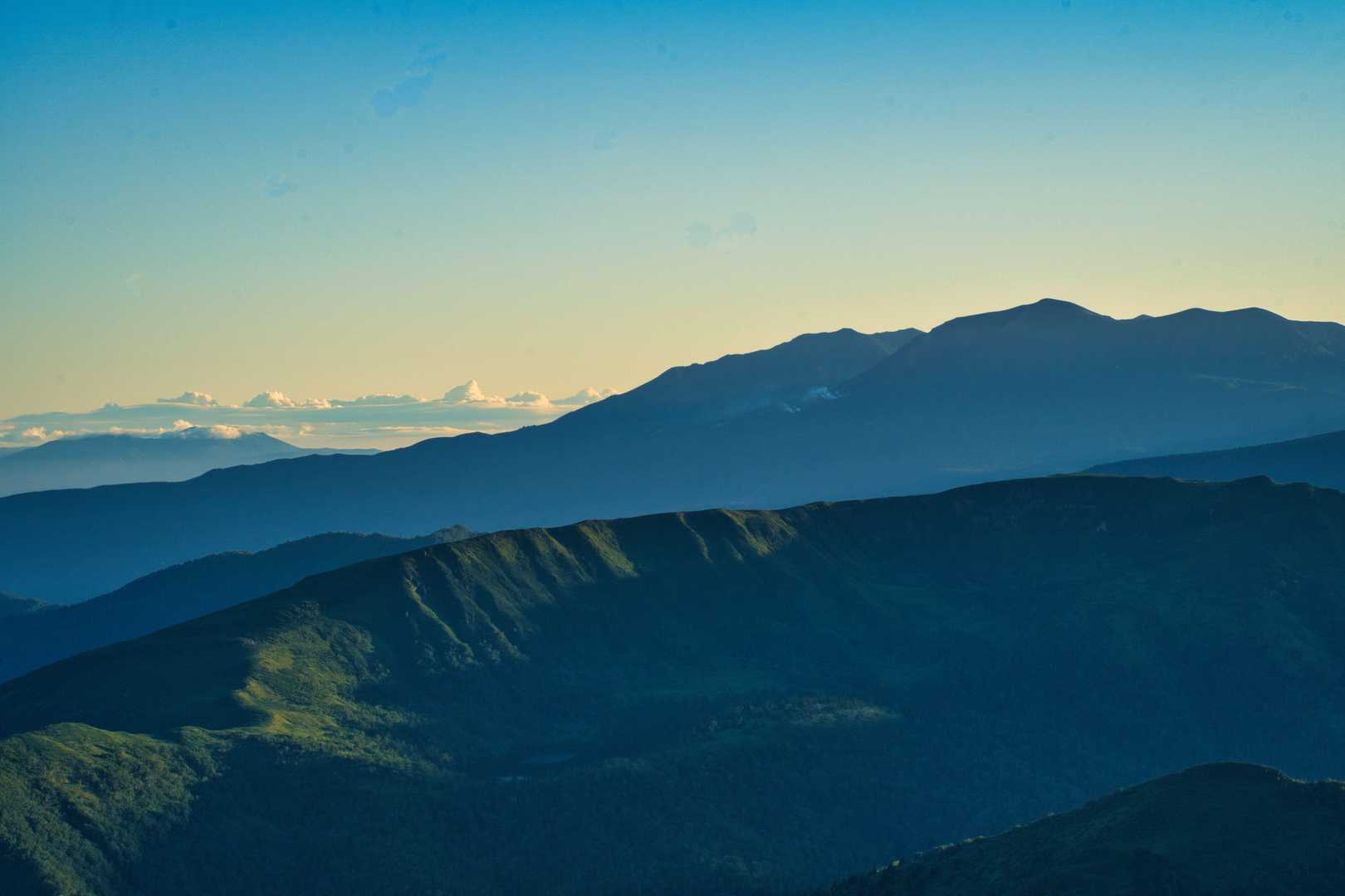 遠くに旭岳
昇る噴煙が目印φ(´•ω•｀)ﾒﾓﾒﾓ