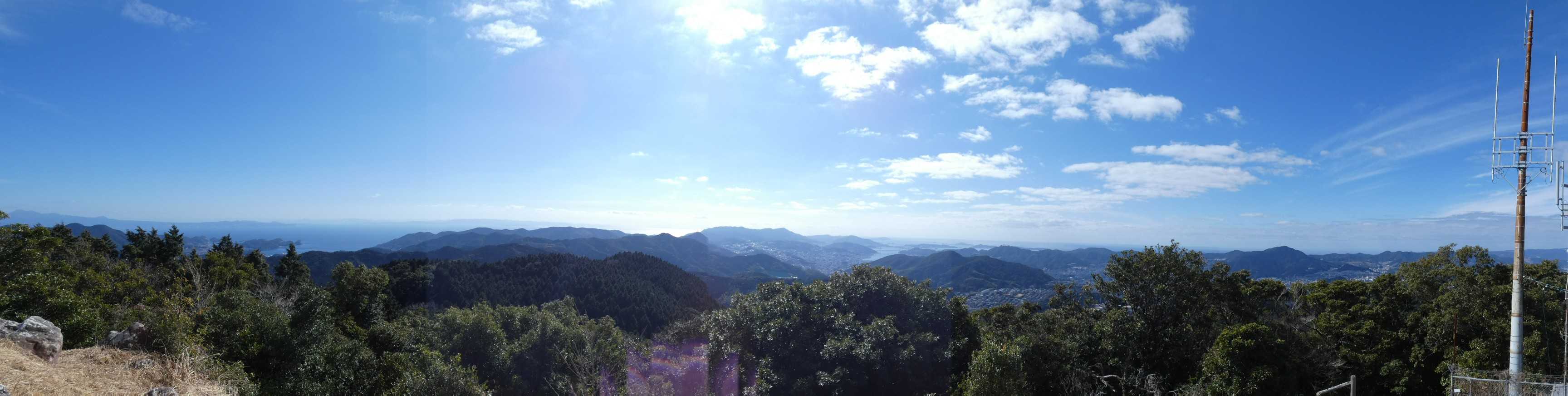 パノラマで❗
山の緑、空と海の青、白い雲、キラキラの太陽☀、今日の天候は最高だ〜🙌