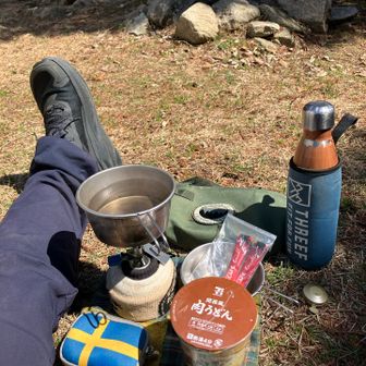 若杉山山頂にて
遅いランチタイム
腹減った‼️
のど渇いた‼️
今日は肉うどん
とパンにホットコーヒー