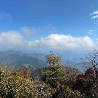 笠捨山頂上の眺望
雲が発生し、遠景はあまり良くなかった。
大峰・台高が一望できる好ロケーションなのだが…残念