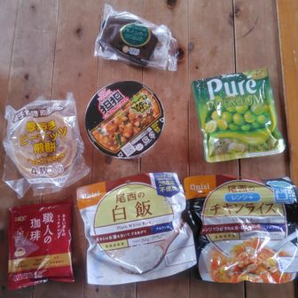 今回の食料。お昼用にお弁当作ってありましたが、食べれなくて夕飯にしました