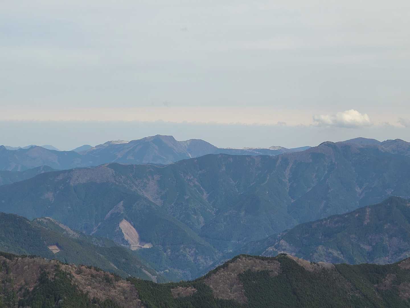 鳥形山 アップ
その左に番駄ヶ森や虚空蔵山