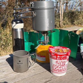 取り急ぎ、山ご飯🍜&☕️

同じテーブルにきたおじさん、「本日2回目の山頂です」と　　どんだけ健脚🦵！