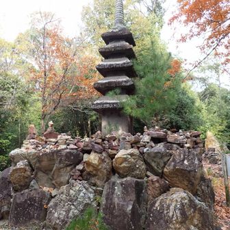 「朝日山頂五重石塔」