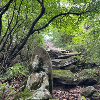 段々、お地蔵様を拝む余裕も
無くなってきてます。
（多良岳のお地蔵様は美形ですね✨）

うしろ、失礼します！