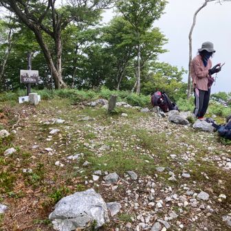銚子岳山頂　1019m
ガスで視界悪し。