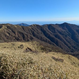 これから向かう丹沢主脈線の山々
まだまだ遠い😅