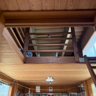 下八石山（南条八石山）山頂やまぼうし小屋には、2階もある