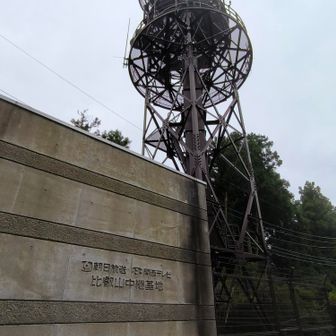 朝日放送と関西テレビの電波塔。この横をひと登りしたら大比叡の山頂だ