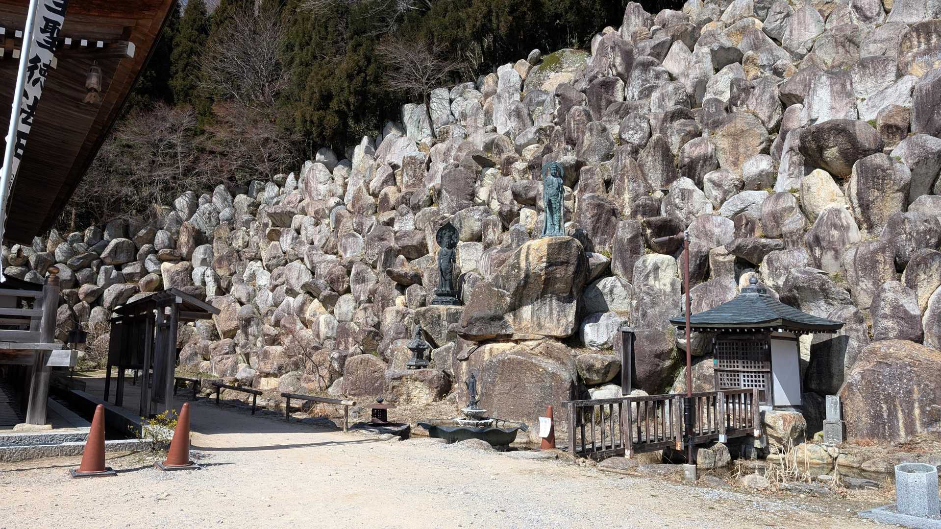 ひとつ一つが大きな石。それを石垣として組み上げた大石垣。高さ約6m、長さ200mあるそう