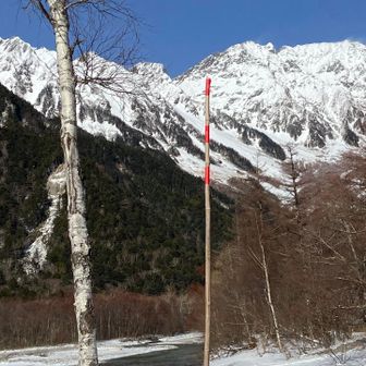 この赤い印の棒が所々にありました。
赤い印ぐらいまで雪積もるんやんな😱