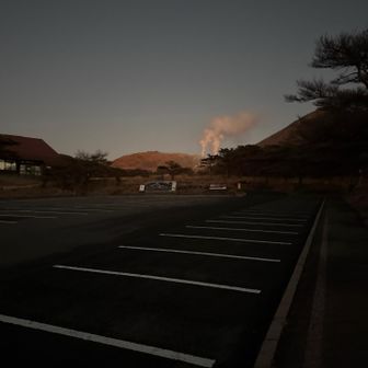 辺りは暗闇に包まれていた。
行きに駐車場のおばちゃんから「帰りにお支払いお願いします」と言われたけど帰りもいなかったので後払いのカードと500円を入金箱に入れて帰った。