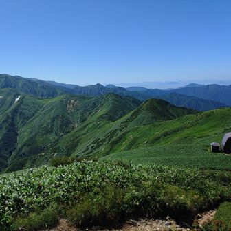 振り返ると朳差小屋は山頂直下