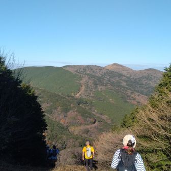 向こうに見える福智山を目指して