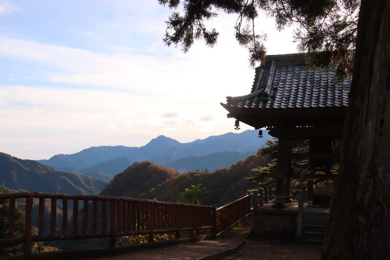 鐘楼[黒瀧山 不動寺]
バックは稲含山･赤久縄山。