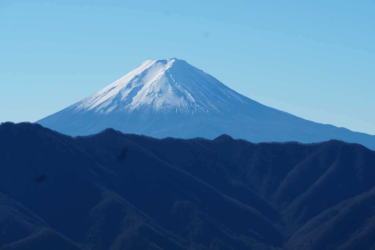 そして、富士山🗻。お坊山まで来て、初めて顔を見せてくれました。登ってきた甲斐があったというもの。やっぱりいいなぁ。惚れ惚れします。日本人は富士山が大好きですね。