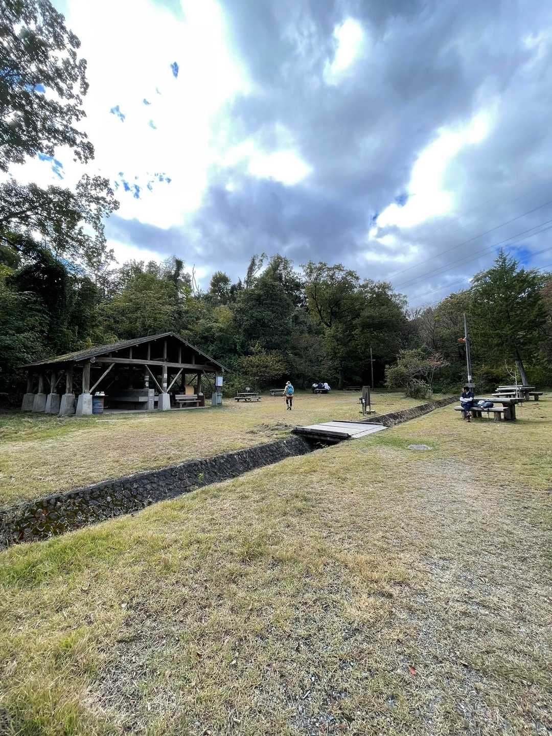 広場で
