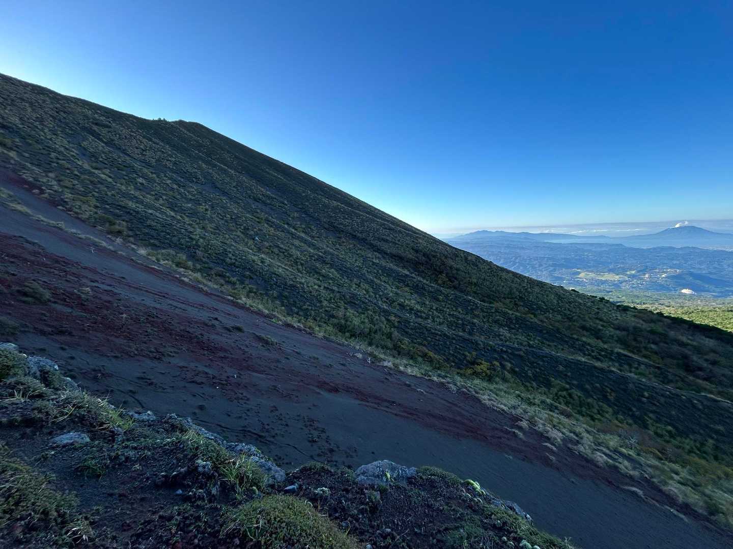 足元がすごい地形です。

見晴らしも良くて桜島もモクモクしてます。
開聞岳も雲から頭を出しています