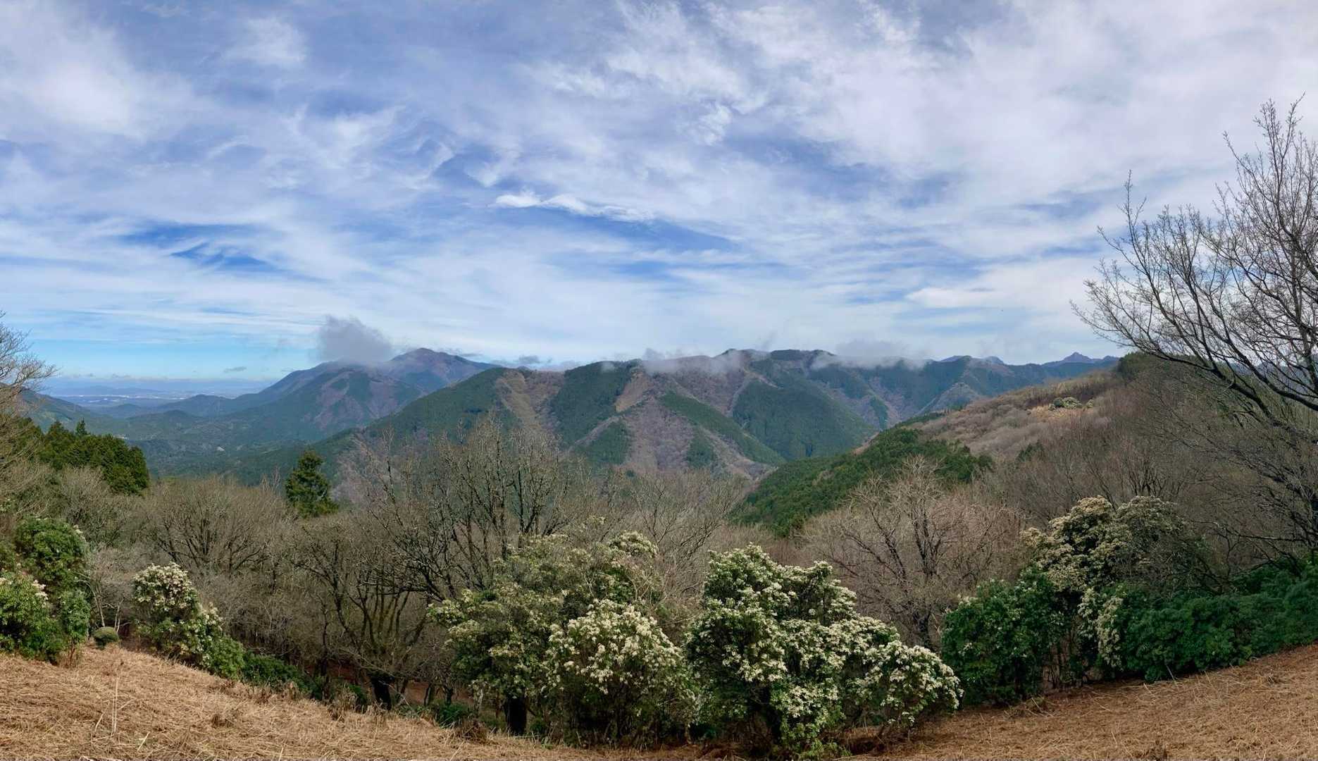 今日初めてのビューポイント！
いいやーん✨

目の前にサクラグチ
奥に、水無山、綿向山

雨乞岳〜御在所〜鎌ヶ岳もよく見える
