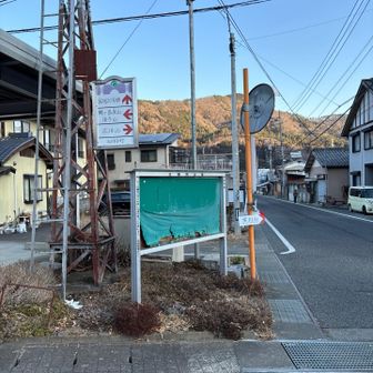 駅前の標識　滝子山は左へ