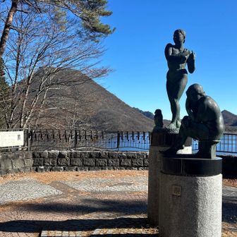 湖畔のモニュメント。