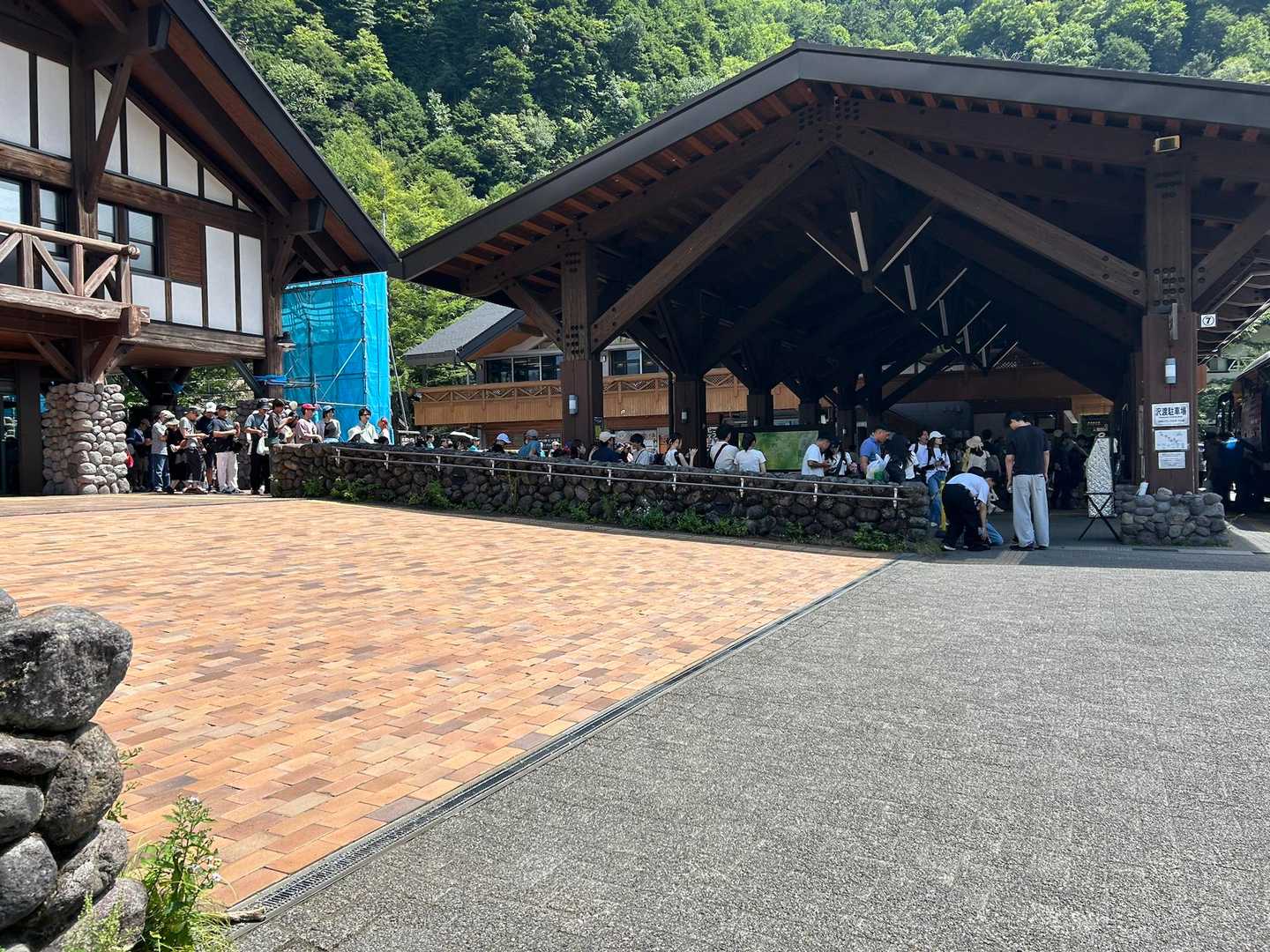 バス待ちの人たち😱