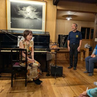 ジャズライブスタートは、
オーナー米川さんのご挨拶から。
毎年9月に、中谷泰子さんの
ライブを開催されているそうです。