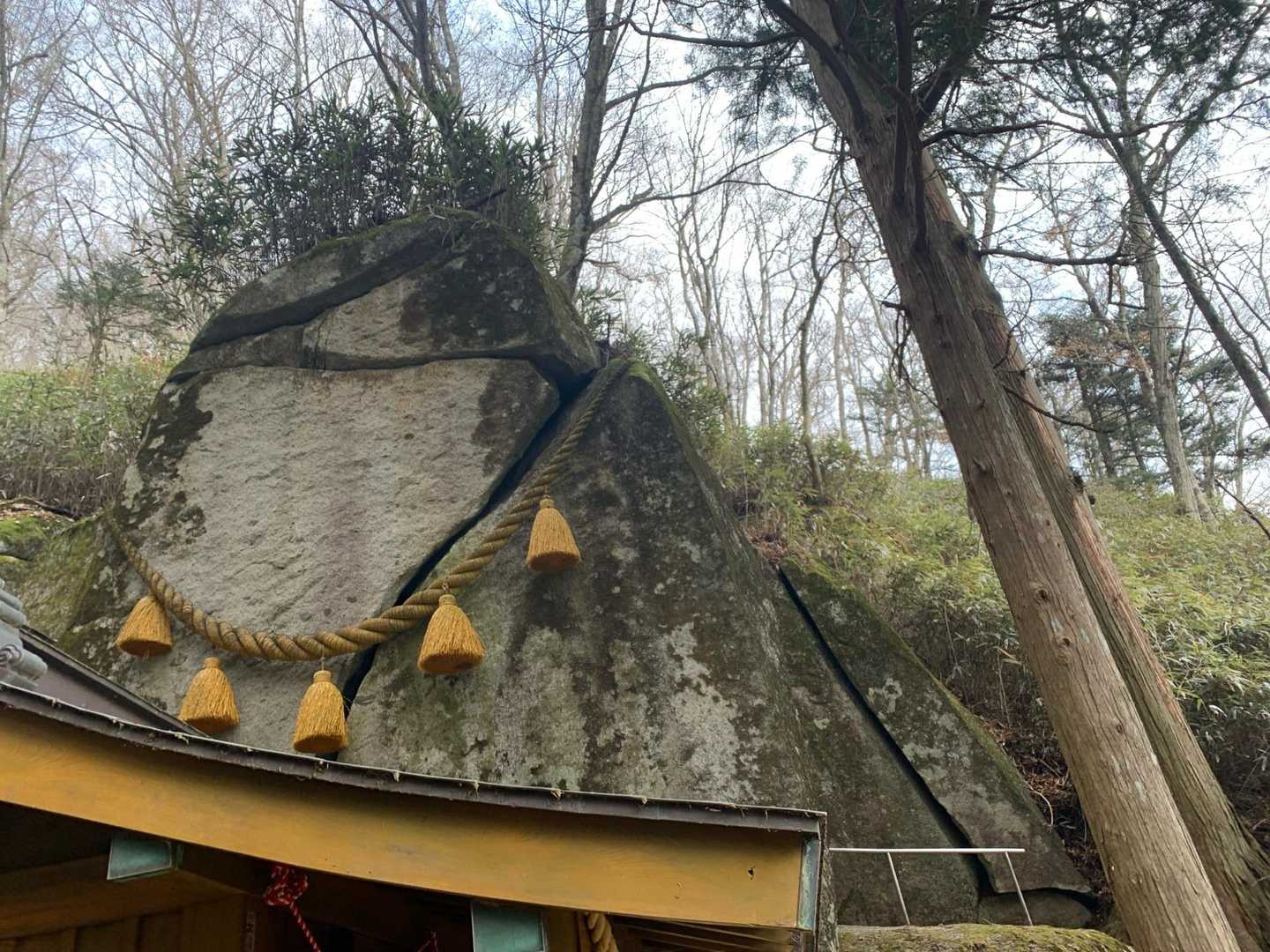 石の字に割れているように見えることから石割神社と名付けられたそうな🤔