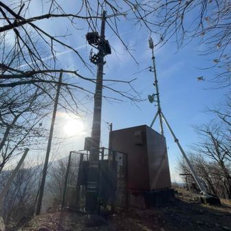 烏帽子岳。山頂標識見あたらず。NHKのアンテナ。