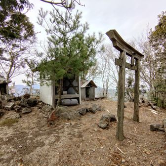 祠が三つ🙏　さぁ下山だ〜😤