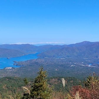 桧原湖の右に小野川湖、秋元湖