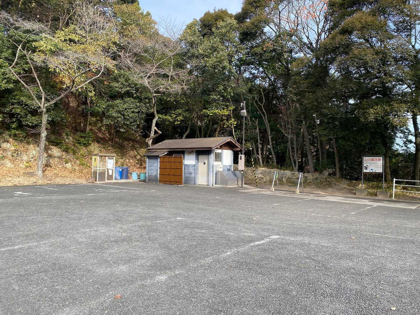 広い駐車場です。奥の建物がトイレです。