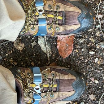 ようやく軽アイゼン装着。下りでは役に立つかな？