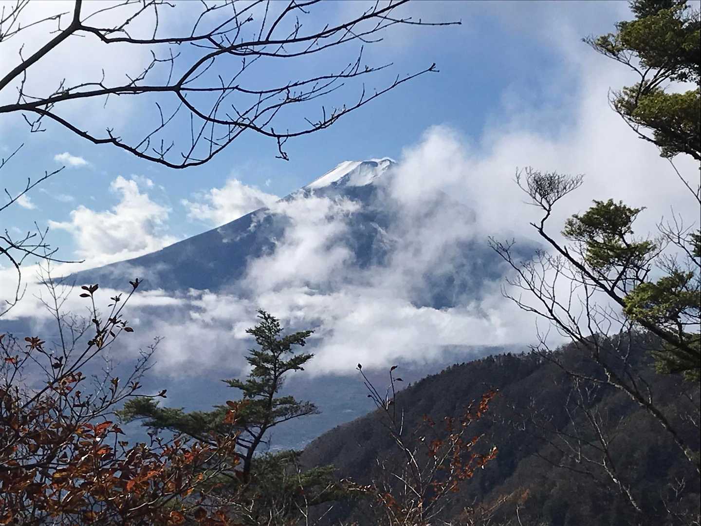 雲がかかった富士山もステキ🗻