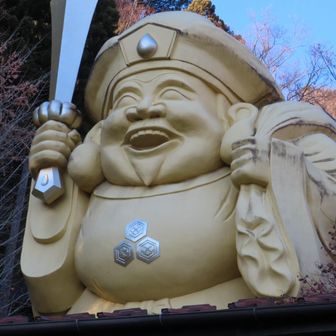 金の大黒様　小槌の代わりに剣を持っている。