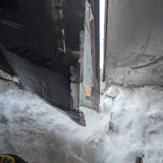 扉下側が壊れて隙間できていて、そこから雪が入り込み開き辛くなってた