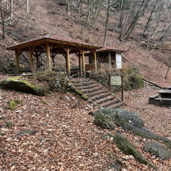 ほぼ中央にある休憩所とトイレ