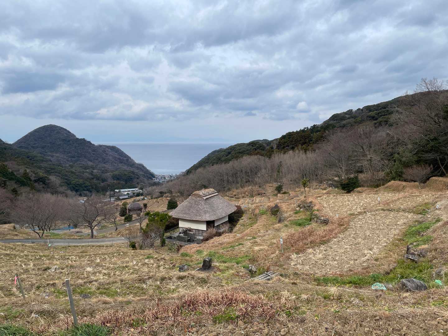 高通公園方面に下り、石部の棚田を抜けて行く。水を張った季節ならもっと美しいと思う。