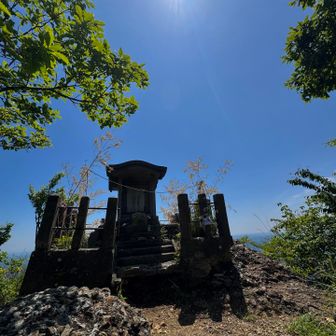 山頂近くの祠