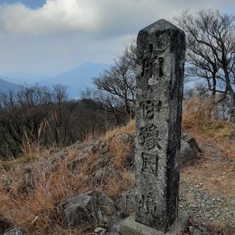 昔の土佐と伊予の国境
今は篠山を愛媛が沖ノ島を高知がそれぞれ領有することになったそうです　ちなみに石碑の左奥が譲が葉森です💦