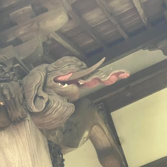 珍しい象に彫刻。ガネーシャを連想させる。
