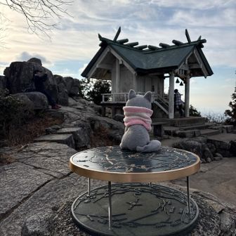 登ってる時は汗かいてたけど頂上は風が冷たく一気に体が冷えてくる🥶

長女の一周忌で合格の報告ができた✨
去年長女が「来年はきっと大丈夫だから頑張って」って背中を押してくれたから頑張れた🥹