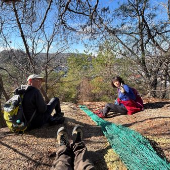 次なるお山・鴻ノ巣山での一枚
このお山、今日のピーク🔺のなかで、登るのも下るのも1番難儀した💦
急登に枯葉🍂が積もって滑る滑る。
なんとか登り切って休憩の一枚です😁