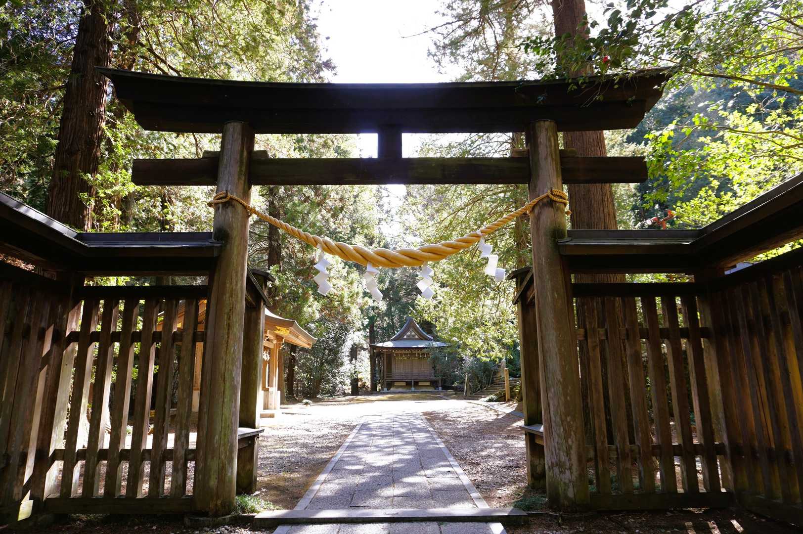 真新しいしめ縄。背後の山を直接拝む原始的な神社です。